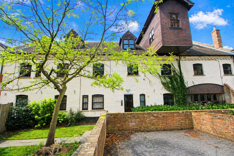 1 bed property, in Roger Browning House, £92,000