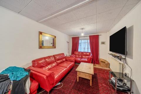 3 bed property, in Chicheley Gardens, £500,000