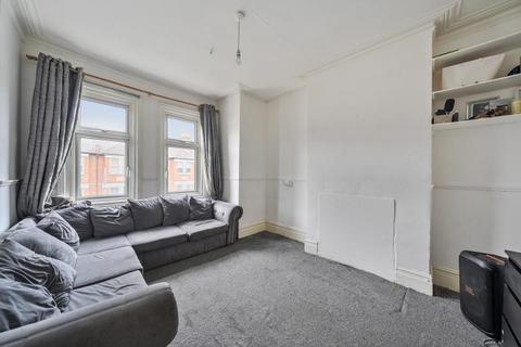 2 bed property, in Kingston Road, £300,000