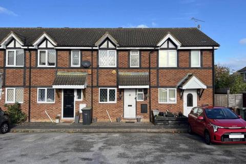 2 bed property, in Swan Mead, £265,000