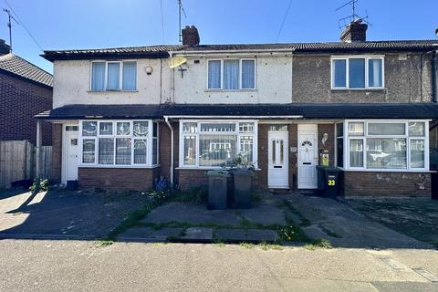 2 bed property, in Connaught Road, £220,000