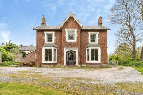 5 bed property, in Bryntirion Road, £495,000