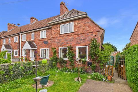 2 bed property, in Albemarle Road, £260,000