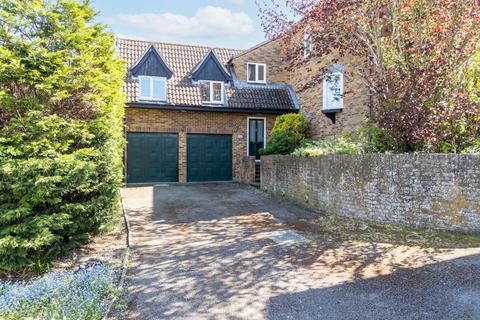 5 bed property, in Brookside, £525,000