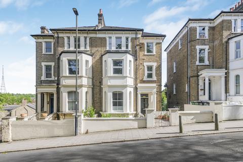 2 bed property, in Salters Hill, £475,000