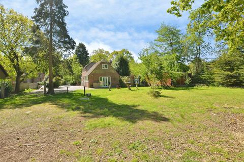4 bed property, in Ruckinge, £750,000