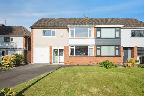 3 bed property, in Pine Walk, £340,000