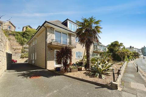 2 bed property, in Belgrave Road, £250,000