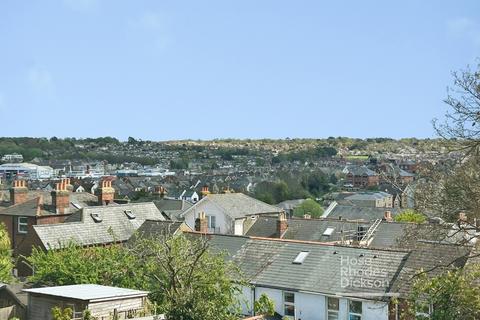 2 bed property, in Park Road, £190,000