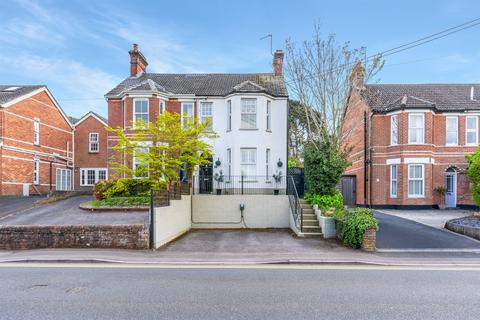 3 bed property, in Broadstone, £535,000