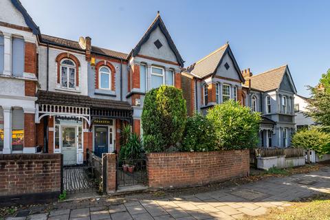 2 bed property, in Cedars Road, £500,000