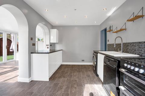 3 bed property, in New Road, £325,000