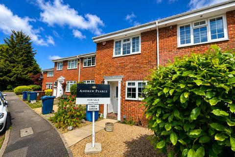 2 bed property, in Willows Close, £500,000