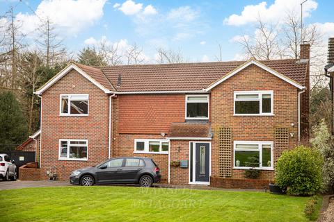 5 bed property, in Newlands Park, £950,000