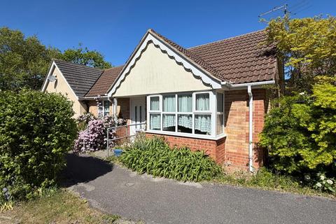 2 bed property, in Horsham Close, £280,000
