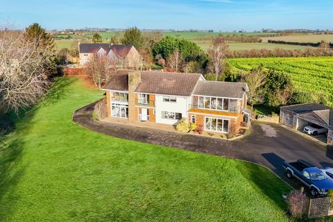 6 bed property, in Main Road, £1,000,000