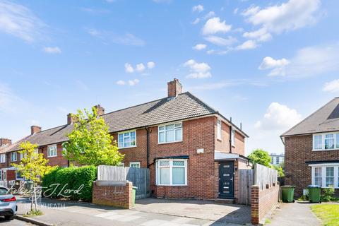 2 bed property, in Prince Henry Road, £450,000