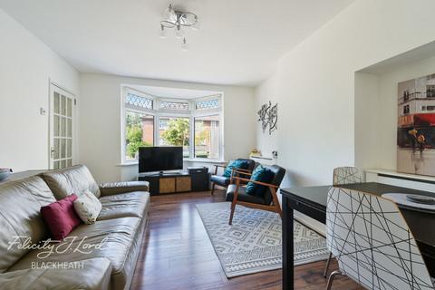 2 bed property, in Prince Henry Road, £450,000