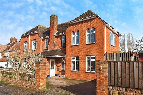 3 bed property, in Broadway, £512,000