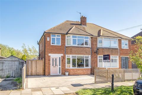 3 bed property, in Hillview Road, £475,000