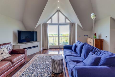 2 bed property, in Glenwood House, £725,000
