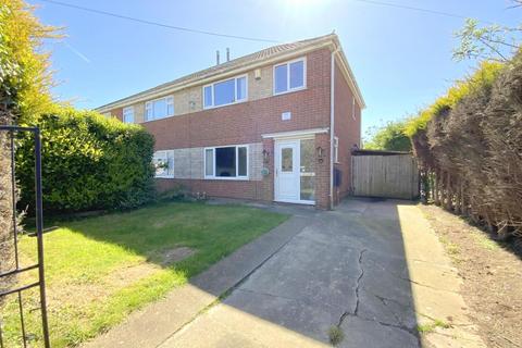 3 bed property, in Woodhall Drive, £165,000