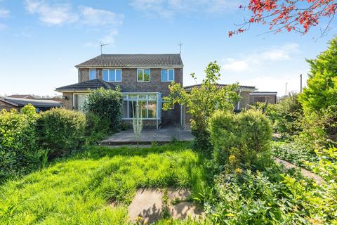 4 bed property, in Fourth Avenue, £200,000