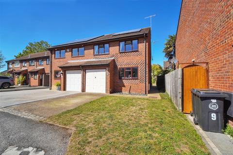 3 bed property, in Chuters Close, £525,000