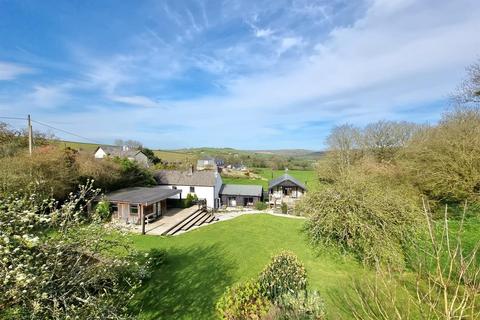 3 bed property, in Lawhitton, £715,000
