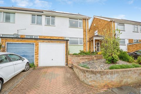 3 bed property, in Nine Acres Road, £390,000