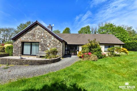 3 bed property, in Castle Rise, £380,000