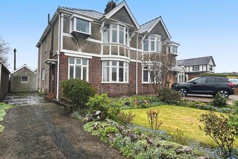 3 bed property, in Clevis Crescent, £425,000