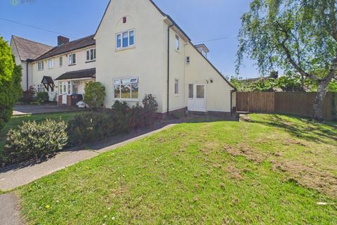 2 bed property, in Chadwick Road, £260,000