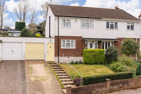 3 bed property, in Meadview Road, £575,000