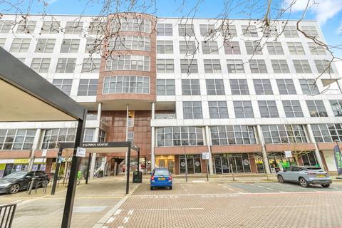 2 bed property, in Silbury Boulevard, £270,000