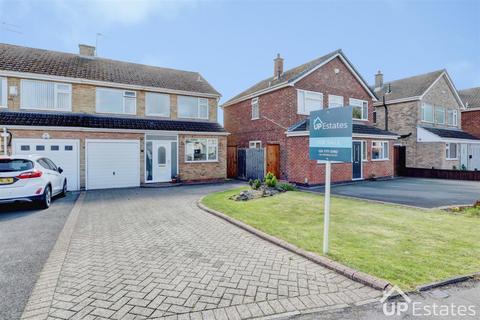 3 bed property, in St. Nicolas Park Drive, £325,000