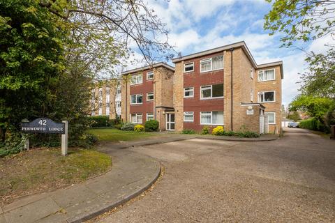 1 bed property, in Worcester Road, £230,000