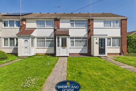 2 bed property, in Walton Close, £185,000