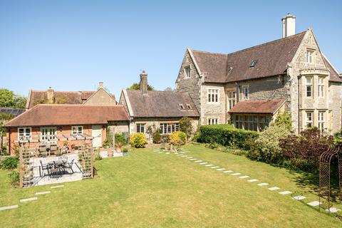 5 bed property, in Lawn Road, £650,000