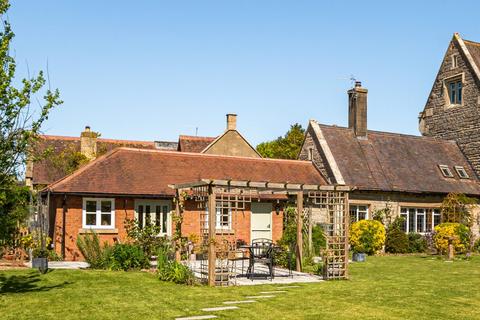 5 bed property, in Lawn Road, £650,000