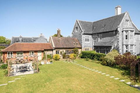 5 bed property, in Lawn Road, £625,000