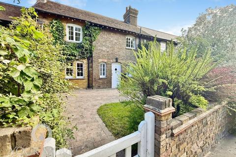 5 bed property, in Court Cottages, £650,000