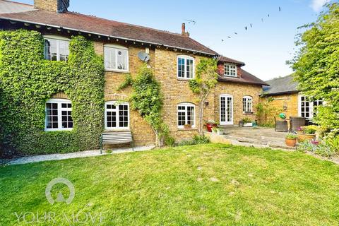 5 bed property, in Court Cottages, £650,000