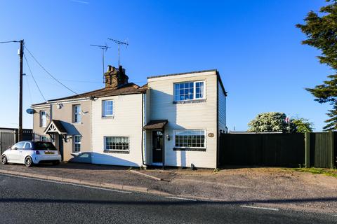 2 bed property, in Rawreth Lane, £350,000