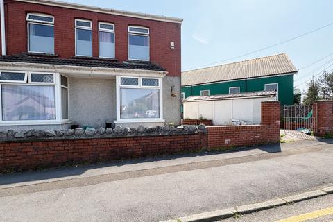 4 bed property, in Old Road, £199,950