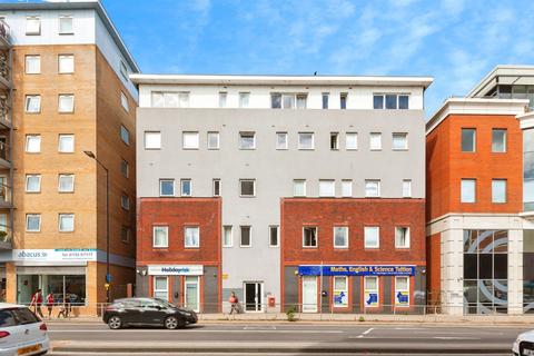 1 bed property, in High Street, £115,000