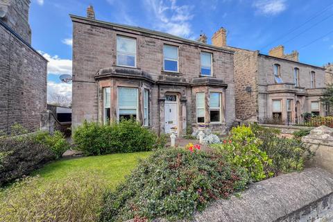 4 bed property, in Shielfield Terrace, £495,000