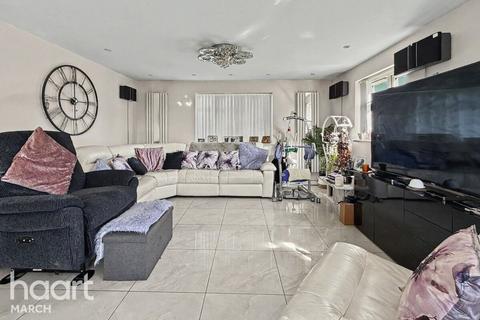 2 bed property, in Coleseed Road, £375,000