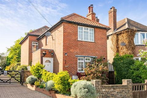 3 bed property, in Footbury Hill Road, £650,000