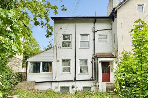 1 bed property, in Cobham Terrace, £165,000